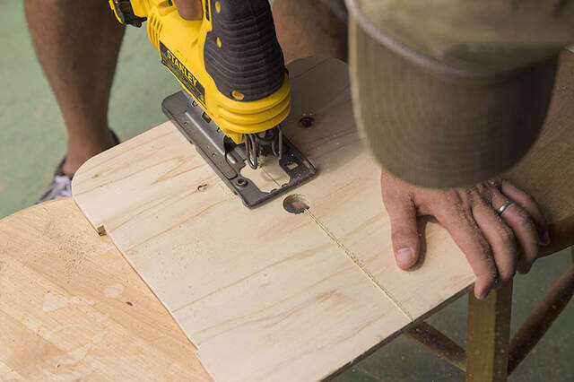 “仕舞えるだけ”の収納で満足?汚れも防げる超快適サイドテーブルをDIY