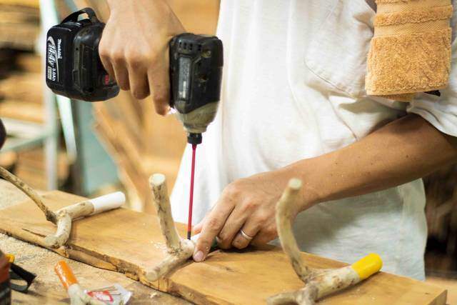 枯れ枝だって立派な木材!低予算でオシャレな壁掛けフックが完成!