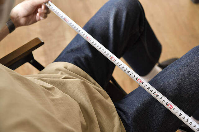 “膝の上”と書いて、オフィスと読む。キャンプチェアで働く快適デスクをDIY