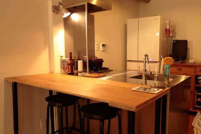 ピアノの色合いに合わせて構築された大人の音楽部屋