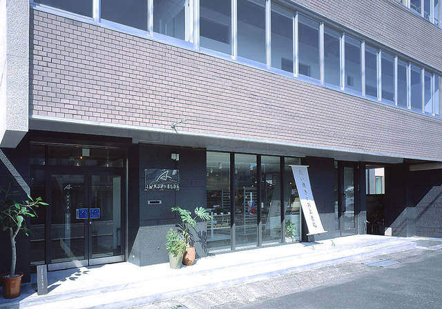 ホステル ×カフェ×食品加工場!リノベで築50年の古さを楽しむイワシビル