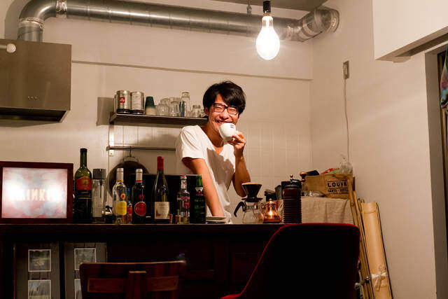 リノベ部屋でカフェ修行!?古材×タイル使いが秀逸な西海岸スタイル