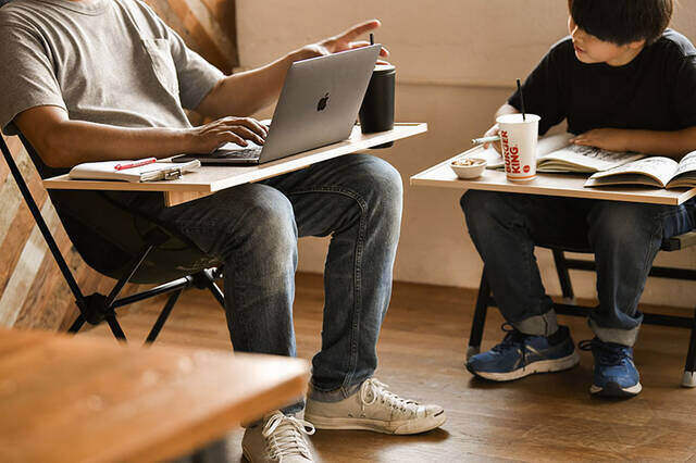 “膝の上”と書いて、オフィスと読む。キャンプチェアで働く快適デスクをDIY