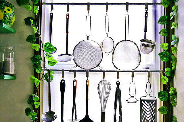 S字フックや突っ張り棒を使って収納力UP!キッチンの収納アイディア|わたしの家 (72722)