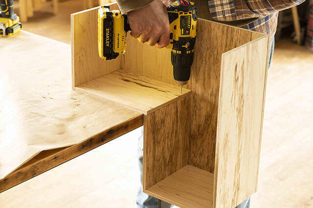 まるで“木製テトリス”!階段を活用したステアボックスをDIY