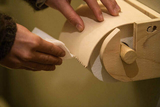 この完成度、もはや現代アート!?木製ペーパーホルダーをDIYしてトイレにも遊び心を