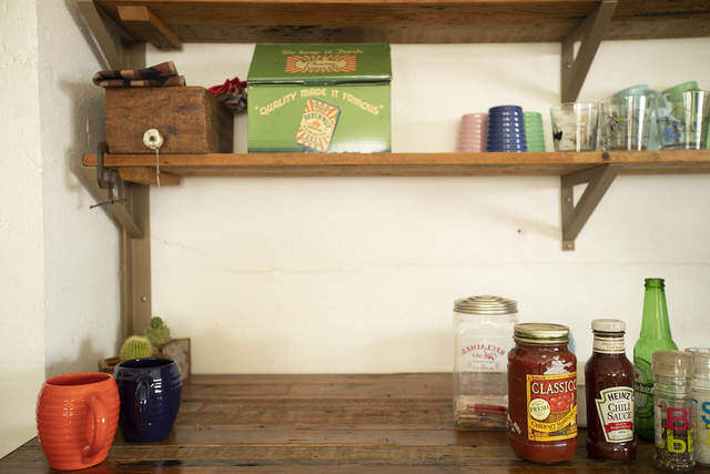 ブラケットいらずで突っ張れる!?デッドスペースを解消するウォールラック