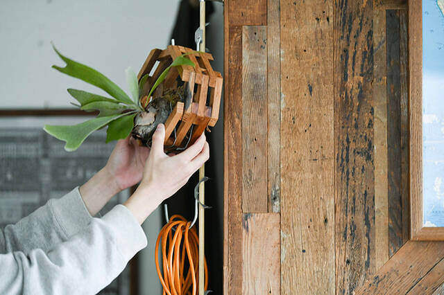 \制作時間5分の瞬間DIY/隙間スペースを“アレ”で解決、秀逸アイデアハンガーフック