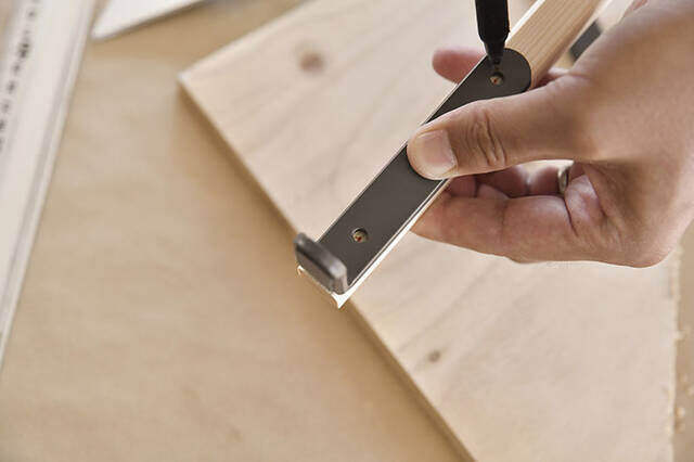 どんな場所でも挟むだけ!“IKEAクランプ”で省スペースなディスプレイラックをDIY