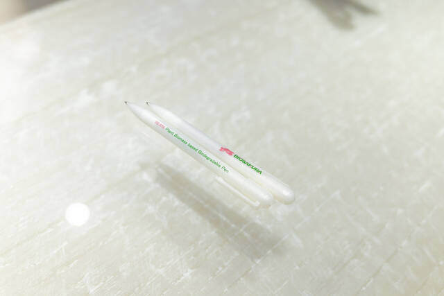地球に優しい樹脂で作られたボールペン