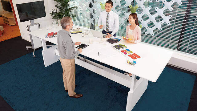 スタンディングデスクをオフィスに導入するメリットやデメリットを紹介