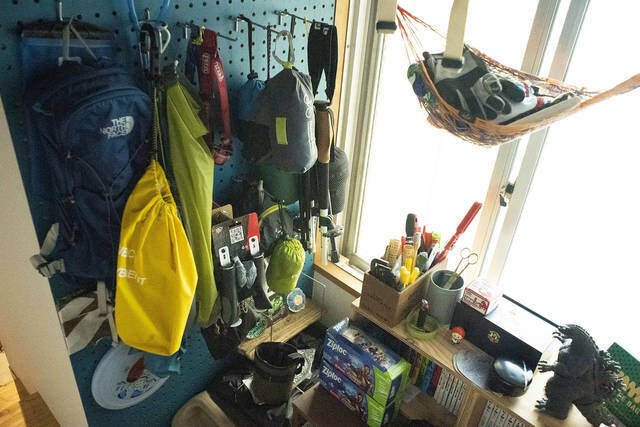 見せる収納は家計にも優しい!? コンテナ使いが巧みなキャンパーリノベ部屋