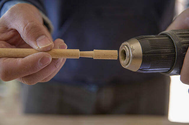 キャンプで料理を守る“卓上テント”!?折り畳み式の木製フードカバーをDIY