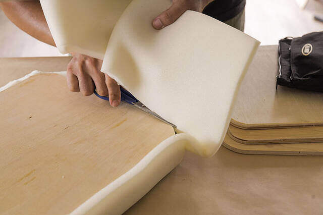 足を上げると気分もアガる!トランクカーゴが贅沢オットマンに変身するDIY