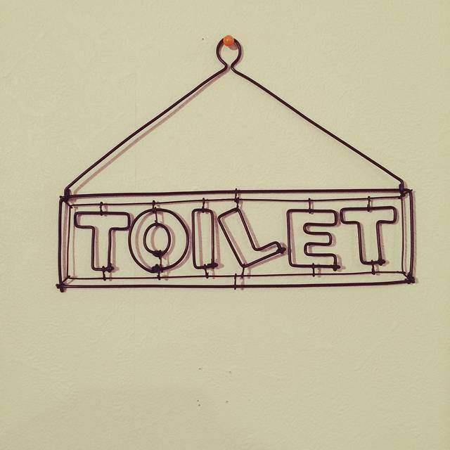 いつもの扉が見違える!おしゃれなトイレサインプレートをDIY!