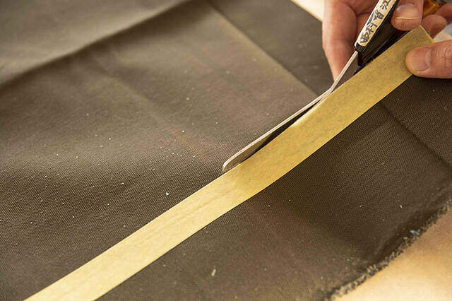 “斜め収納”がクセになる!開閉可能なミニマル収納棚をDIY