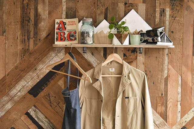 2枚の板がここまで化ける！“IKEAクランプ”を使った超簡単な壁掛けラックDIY