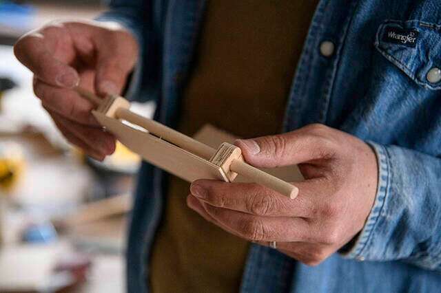 この完成度、もはや現代アート!?木製ペーパーホルダーをDIYしてトイレにも遊び心を
