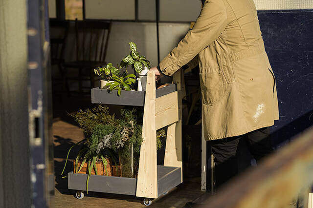 “歩くディスプレイ”なら模様替えし放題!機能性◎な開閉式ワゴンラックをDIY