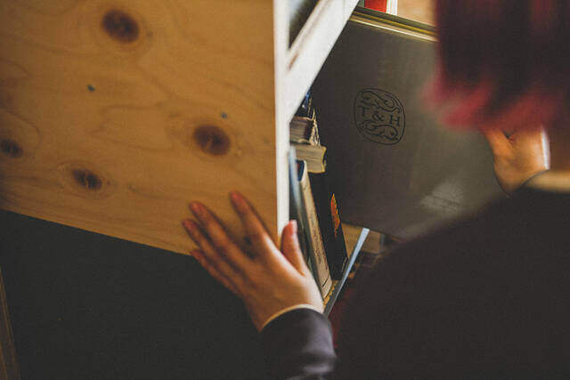 雑誌・植物これ一台！“大容量”で“飾れる”欲張りレコードラックをDIY