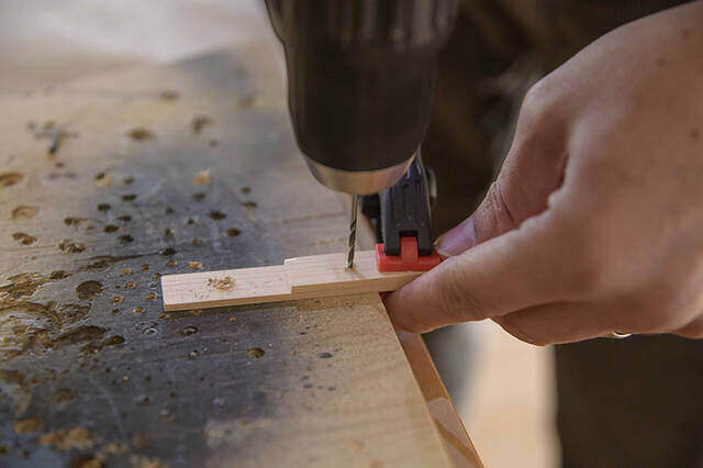 作り方は“曲げるだけ”!?どこでも・なんでも掛けられる超便利なハンガーフックをDIY