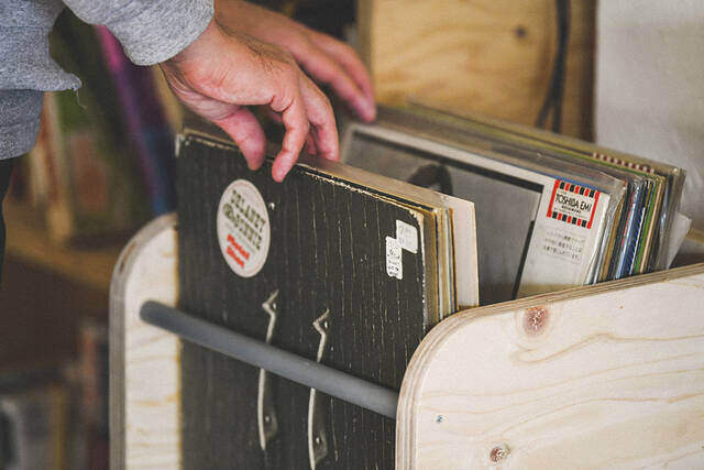 雑誌・植物これ一台！“大容量”で“飾れる”欲張りレコードラックをDIY