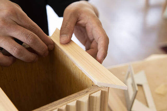 植物をインテリアへ変える。陰影が美しいプランターカバーをDIY