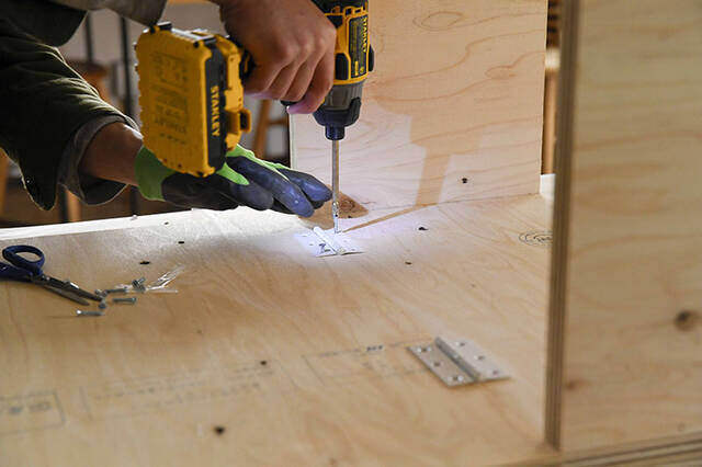 畳んで収納、開いてカフェに!収納力も抜群な移動式バタフライテーブルをDIY