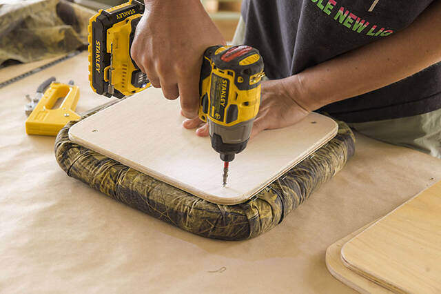 足を上げると気分もアガる!トランクカーゴが贅沢オットマンに変身するDIY