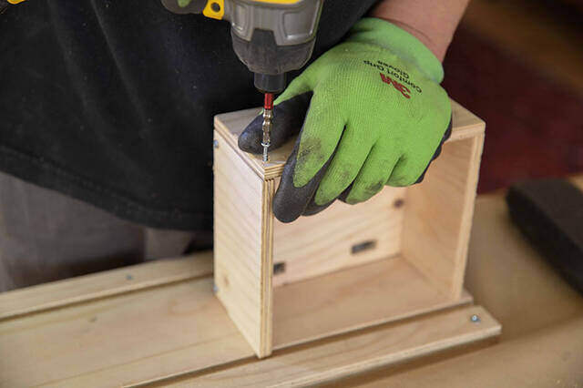 “動くインテリア”で快適おウチ時間!新感覚の可動式飾り棚をDIY