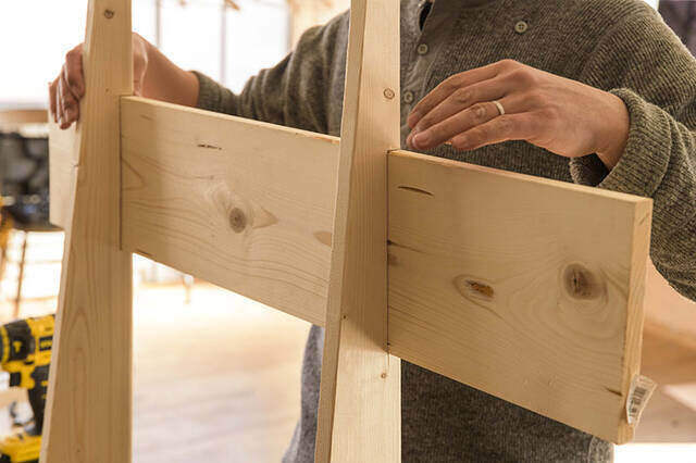 “歩くディスプレイ”なら模様替えし放題!機能性◎な開閉式ワゴンラックをDIY