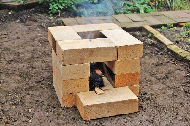 耐火レンガ&コンクリートで常設のロケットストーブを作る!