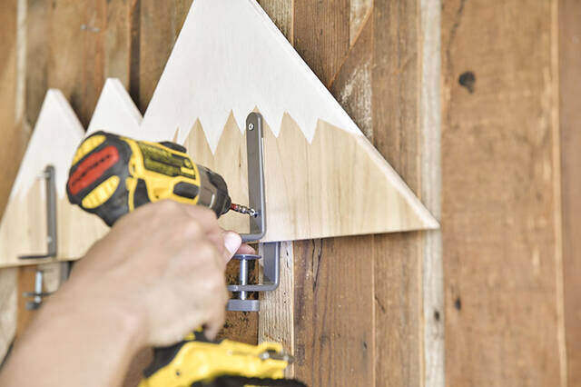 2枚の板がここまで化ける！“IKEAクランプ”を使った超簡単な壁掛けラックDIY