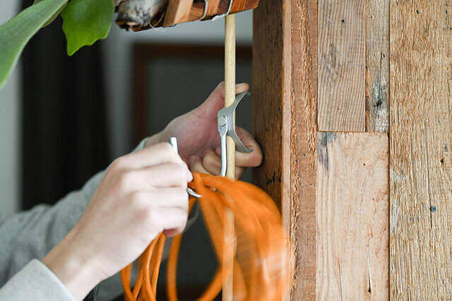 \制作時間5分の瞬間DIY/隙間スペースを“アレ”で解決、秀逸アイデアハンガーフック