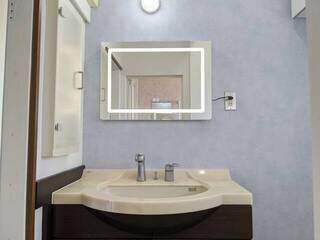 お洒落な暮らしはこう作る!LEDミラー×輸入壁紙でホテルライクな洗面所をDIY | カシワバラさんの暮らし。