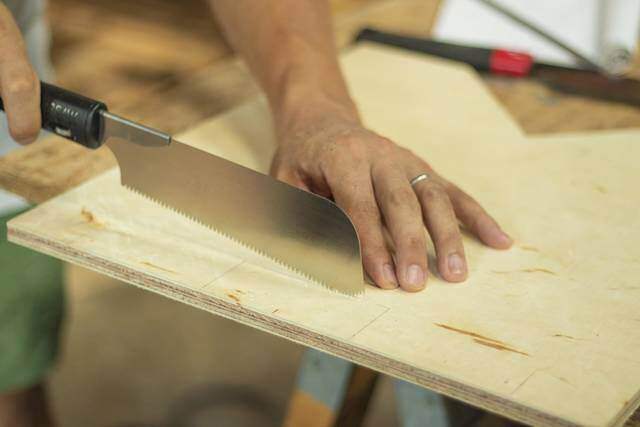 3cmの隙間にすっぽり収納！パタパタ折りたためるスツールをDIY！