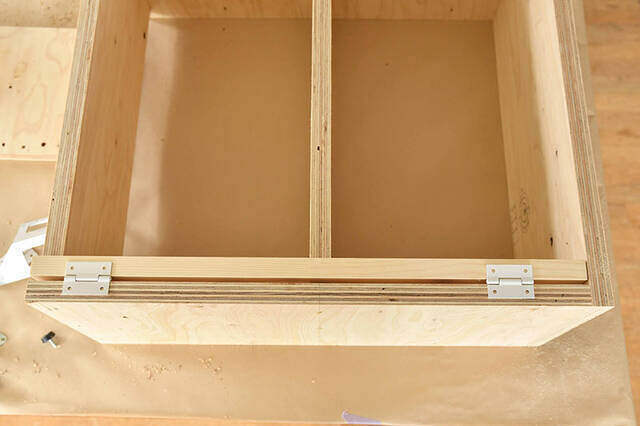 畳んで収納、開いてカフェに!収納力も抜群な移動式バタフライテーブルをDIY