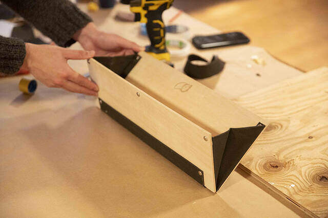 “斜め収納”がクセになる!開閉可能なミニマル収納棚をDIY