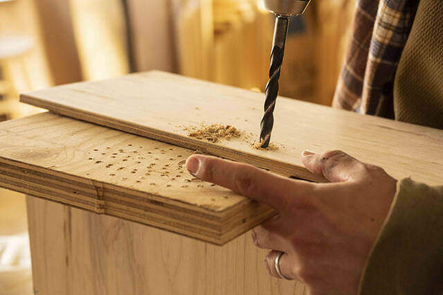 まるで“木製テトリス”!階段を活用したステアボックスをDIY