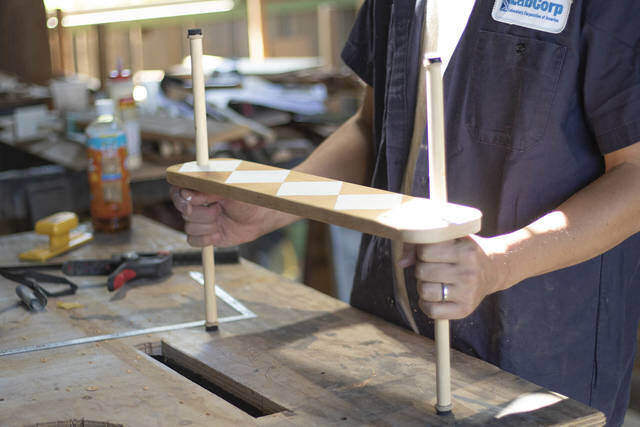 ブラケットいらずで突っ張れる!?デッドスペースを解消するウォールラック