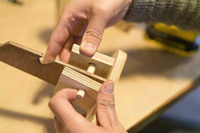 材料費0円の名作が誕生!来客時に壁から飛び出す魔法のハンガーフックをDIY