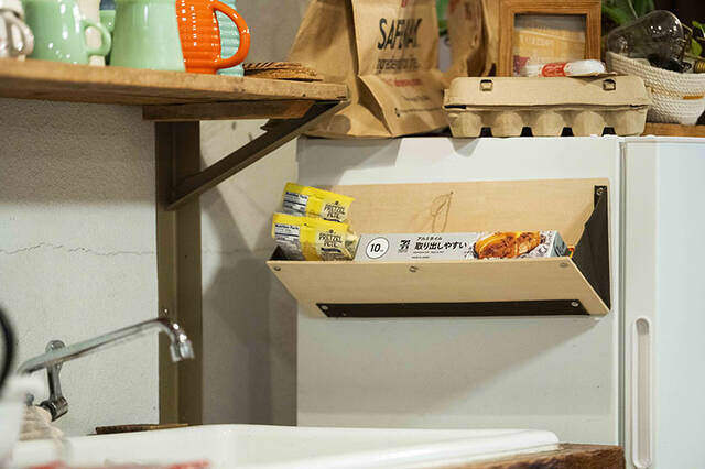 “斜め収納”がクセになる!開閉可能なミニマル収納棚をDIY