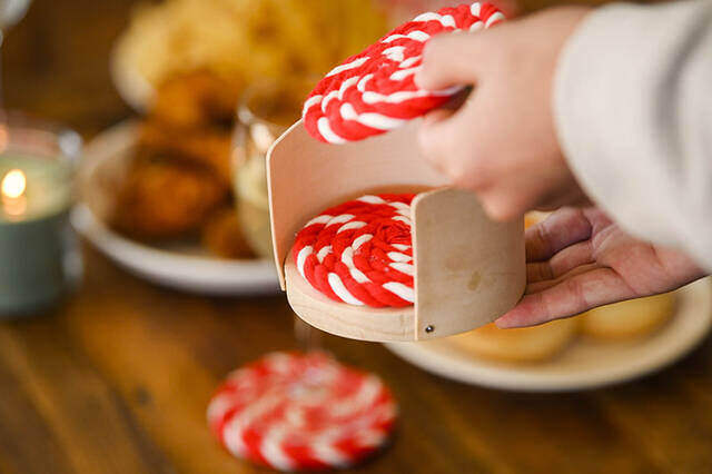 ホームパーティの名脇役!テーブルに華を添える紅白コースターをDIY