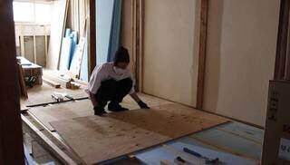 良いリノベは土台から。古さを活かしたリビングキッチン床の下地づくり | カシワバラさんの暮らし。