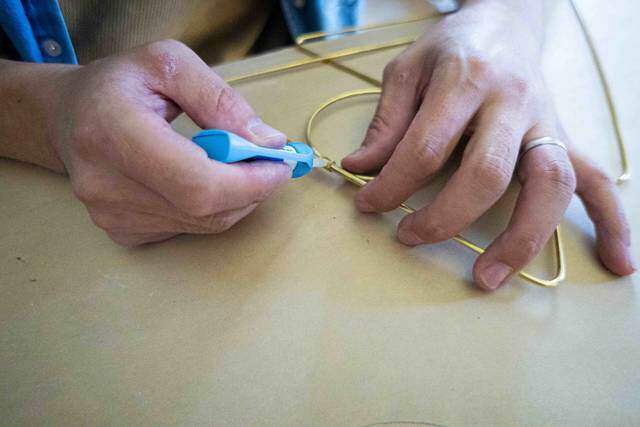 2本の真鍮で作る洒落顔DIY!インテリアを選ばず映えるプラントハンガー