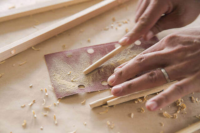 “仕舞えるだけ”の収納で満足?汚れも防げる超快適サイドテーブルをDIY