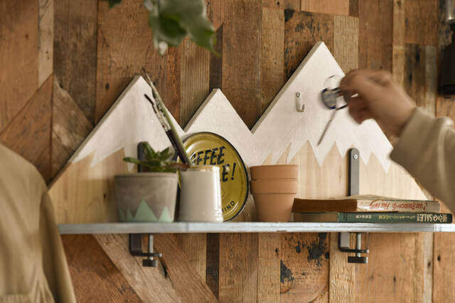 2枚の板がここまで化ける！“IKEAクランプ”を使った超簡単な壁掛けラックDIY