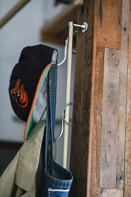 \制作時間5分の瞬間DIY/隙間スペースを“アレ”で解決、秀逸アイデアハンガーフック