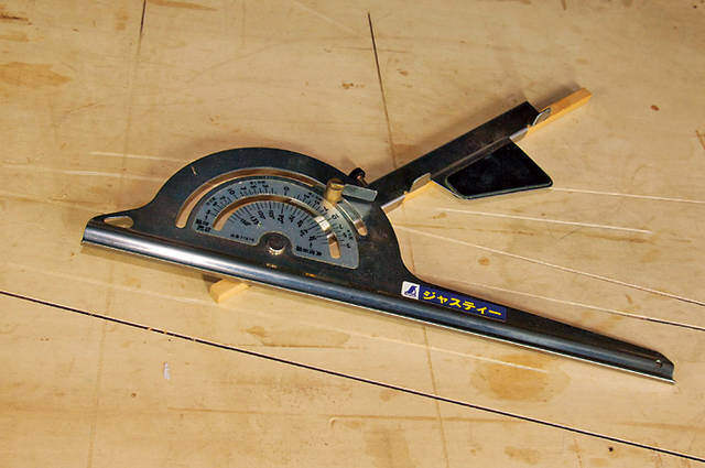 持ち運びも簡単なキャンプの味方!フォールディングテーブルをDIY!