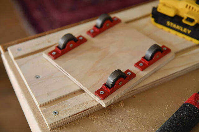 “動くインテリア”で快適おウチ時間!新感覚の可動式飾り棚をDIY